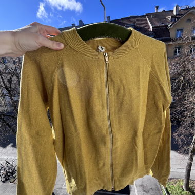 Senfgelbe Strickjacke mit Reissverschluss