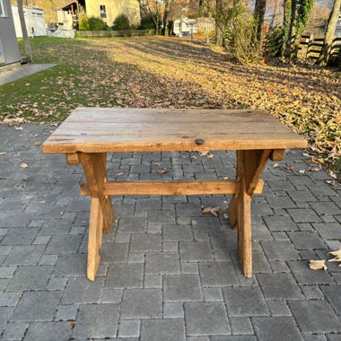 Rustikaler Holztisch