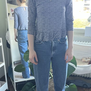 T-shirt bleu à petites fleurs avec volants
