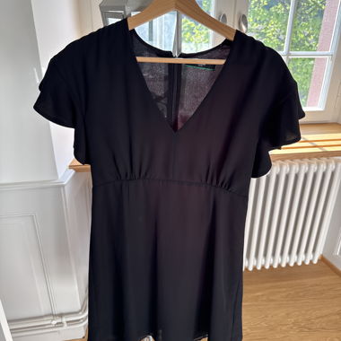 Schwarzes V-Ausschnitt Kleid