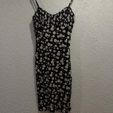 Robe noire à motif marguerites