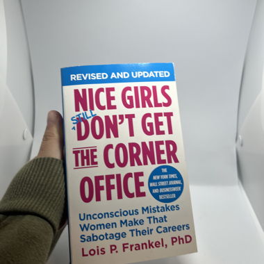 Les gentilles filles n'obtiennent pas le bureau d'angle