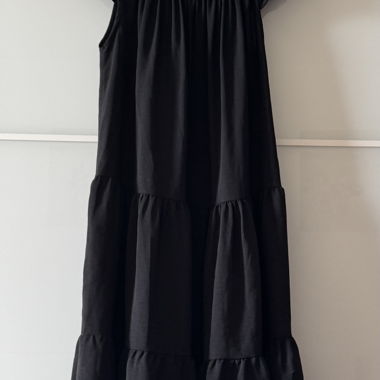 Schwarzes langes Kleid mit Volants