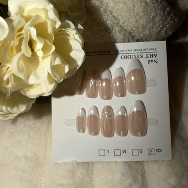 Press on nails nude French