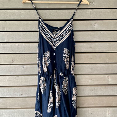 Kurzer luftiger Jumpsuit