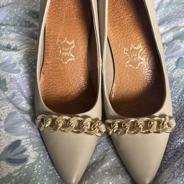 Décolleté beige con cinturino a catena
