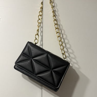 Sac bandoulière à chaîne matelassée noire