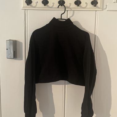 Black Long-Sleeve Crop Top