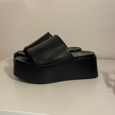 Jolies chaussures/sandales à plateforme noires Taille 36