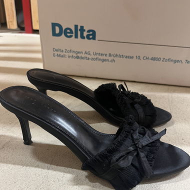 black kitten heels 