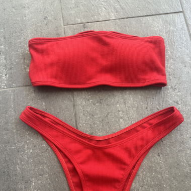 Rotes Bandeau Bikini