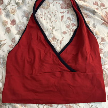 Top rosso con scollo a collo alto