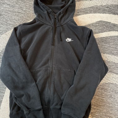 Giacca con cappuccio Nike nera con zip