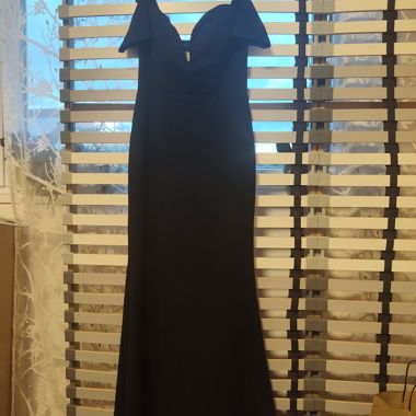 Neues schwarzes Maxikleid