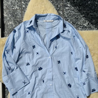 Chemise bleue avec cristaux