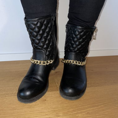 Bottes noires avec chaîne dorée