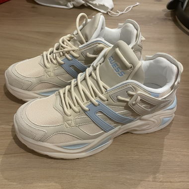Sneakers GUESS beige und hellblau