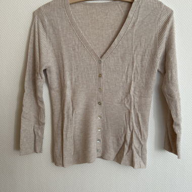 Cardigan beige sottile con bottoni