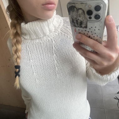 Maglione lavorato a maglia in lana bianca