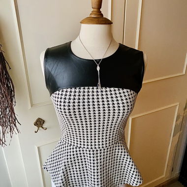 Top peplum noir et blanc