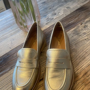 Loafers in gold