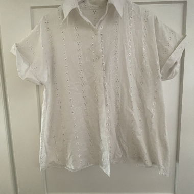 Camicia bianca con ricami traforati e maniche corte
