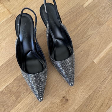 Pumps mit Knöchelriemen und Pailletten