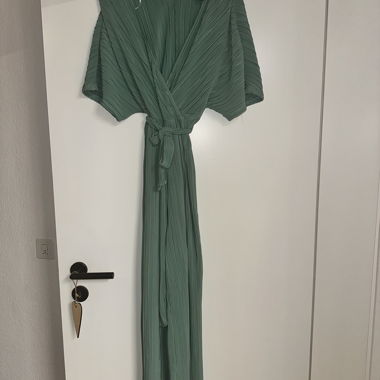 Tuta Plissettata Verde con Cintura da Annodare