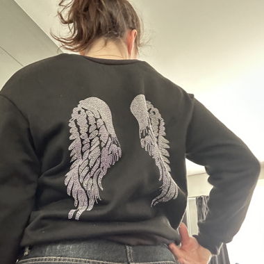 Schwarzer Pulli mit Engelsflügel 