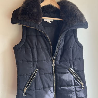 Gilet mit Kunstfellkragen