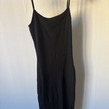 Enges Kleid mit Schlitz 