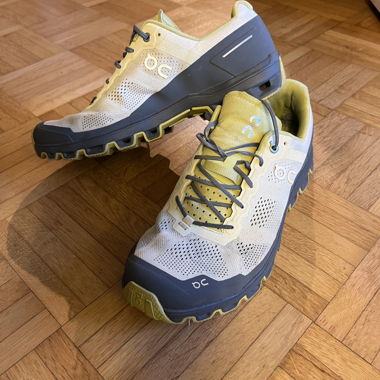 On scarpe da corsa EUR 42.5 giallo grigio