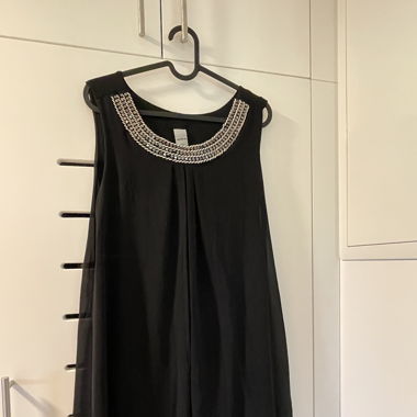 Abito nero con collo di perle Zebra