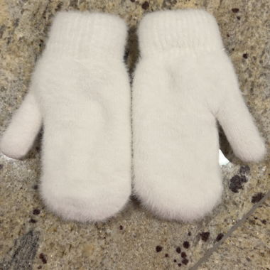 White knitted gloves