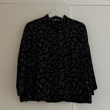 schwarze Bluse mit Katzen