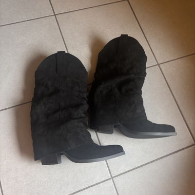 Santiag-Stiefel mit schwarzen Absätzen