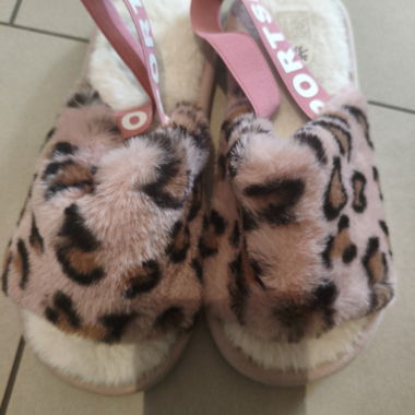 Pantofole fluffy leopardate