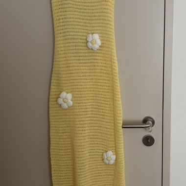 Robe en tricot jaune avec fleurs