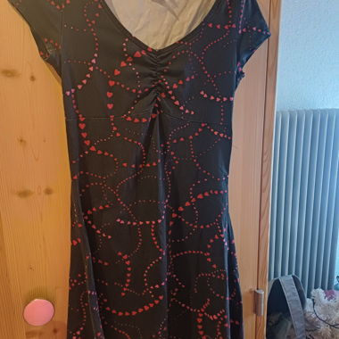 Robe noire avec motif cœur