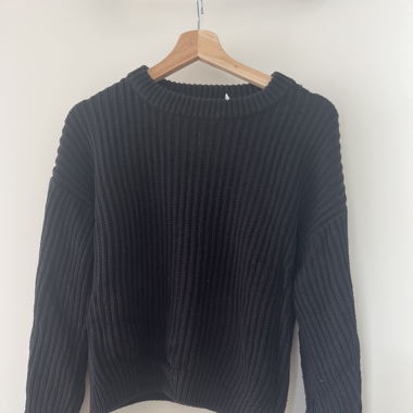Schwarzer Strickpullover