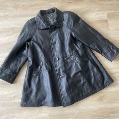 Schwerer Ledermantel