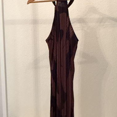 Plissiertes Neckholder-Kleid mit Muster