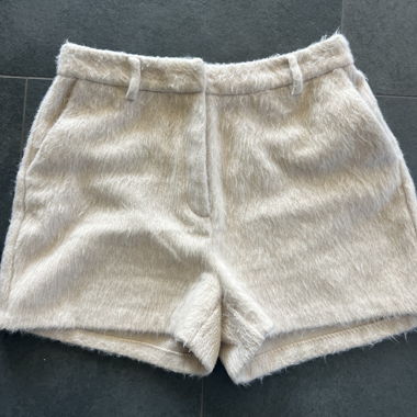 Flauschige weisse Shorts mit hoher Taille