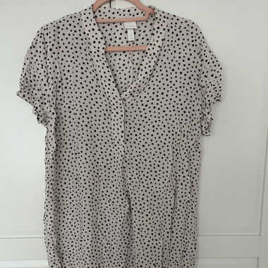 Beiges H&M-Kleid mit schwarzen Punkten 