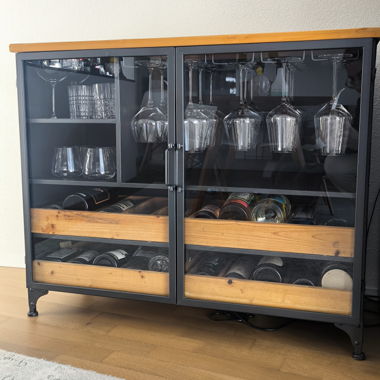 Weinschrank im Industrial-Stil