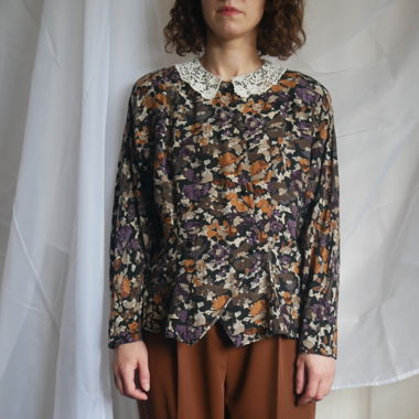 Vintage-Bluse mit floralen Mustern und Spitzen-Peter-Pan-Kragen