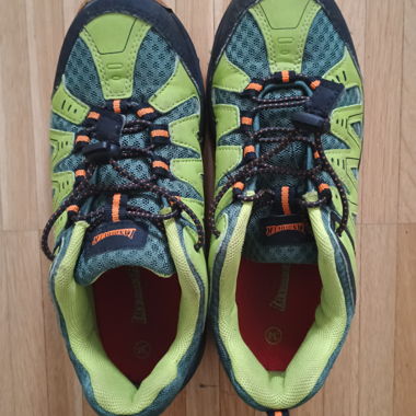 Children's green sports shoes