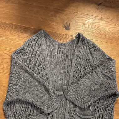 Graue Strickjacke