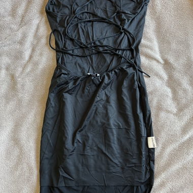 Kurzes Kleid, geschnürter Rücken