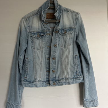 Second-hand clothes but in good condition 